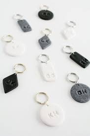 1001 Idees Pour Fabriquer Un Porte Cle Pour La Fete Des Peres Bricolage De Monogramme Idees Porte Cles Porte Cle