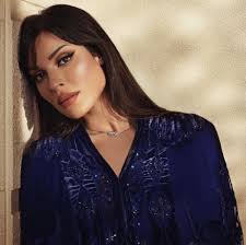 حيث يعتبر صالون زهرة للتجميل ملاذا للنساء الراغبات في تدليل أنفسهن، أو الهروب من متاعب الحياة، ولكن حدثا غير متوقع يربط مالكة الصالون بشاب يدعى أنس. Ø¬Ùˆ Ø¨Ùˆ Ø¹ÙŠØ¯ ÙŠÙƒØ´Ù ØªÙØ§ØµÙŠÙ„ Ø´Ø®ØµÙŠØ© Ù†Ø§Ø¯ÙŠÙ† Ù†Ø¬ÙŠÙ… Ø¨Ù€ ØµØ§Ù„ÙˆÙ† Ø²Ù‡Ø±Ø© Ù‡Ø§Ø´ØªØ§Ù‚Ø§Øª ØµØ­ÙŠÙØ© Ø¥Ù„ÙƒØªØ±ÙˆÙ†ÙŠØ© Ø´Ø§Ù…Ù„Ø© Ù…Ø³ØªÙ‚Ù„Ø©