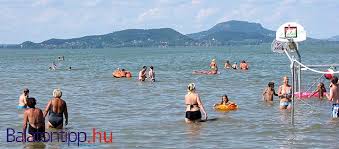 Ez az első számú megérkezési pont a strandra, az éjszakai élet indító és záró pontja és a strand mindennapi életének központja is. Balatonfenyves Also Szabadstrand Balatontipp