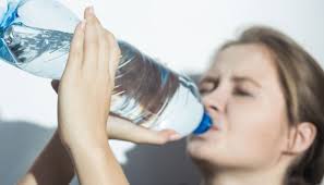 Semua sistem kami dan semua bagian tubuh yang tergantung pada air kita mendapatkan hampir 20 persen dari cairan yang kita perlu melalui makanan di atas dua liter air yang direkomendasikan. Sayangi Ginjal Minum Air Putih Haruskah 8 Gelas Per Hari Event Tempo Co