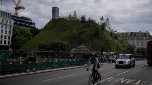 The marble arch mound shows signs of struggle. Ugijvxqo 1zxm