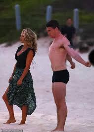 Elsa pataky is one of the hottest women in the movie industry and she is a spanish actress, model, and film producer. Elsa Pataky Kann Ihr Reichliches Vermogen Kaum Zuruckhalten Wahrend Sie Flirty Strandszene Filmt Aktuelle Boulevard Nachrichten Und Fotogalerien Zu Stars Sternchen