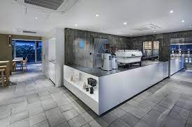 元診療所を改装した blue bottle coffee 三軒茶屋カフェの建築をチェック 三軒茶屋 カフェ カフェ 建築計画