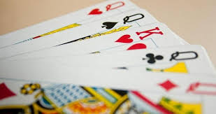 En cada mano pierde al menos un jugador. 4 Juegos De Cartas Que Vuelven A Estar De Moda