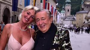 Richard lugner ist der sohn des rechtsanwalts richard lugner senior, der 1943 vermisst wurde, nachdem er sein jüngstes kind, tochter jacqueline (2014 21 jahre alt), stammt aus seiner 4. Schwer Gesturzt Richard Lugner 87 Liegt Im Krankenhaus