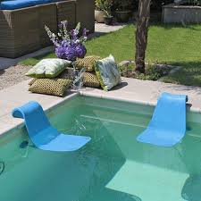 Ice lounge weird but i would totally relax in it, if i actually had somewhere to put it. Zwembadstoel Pool Hot Tub Pool Time Pool Designs