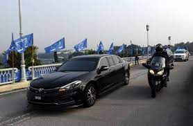 Perdana menteri, tun dr mahathir mohamad melihat isterinya tun dr siti hasmah mohamad ali memegang kunci kereta ketika melancarkan proton suv x70 di pusat konvensyen kuala lumpur, malam ini. Perdana Menteri Dijangka Umum Pembubaran Parlimen 11 30 Pagi Hari Ini Utusan Borneo Online