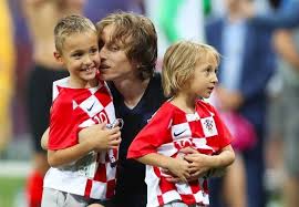Luka modrić ist ein kroatischer fußballspieler, der seit bei real madrid spielt. Am Ende Glucklich Modric Mit Seinen Kindern Futbol Futbolisty Deti