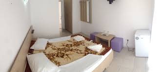 Turistii sunt cazati in vile , nou renovate ,la standard de 3 complex briza marii din eforie sud are o curte plina de copaci și flori. Vile Briza Marii Eforie Sud