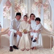 Menurut kamus pelajar edisi kedua, perkataan tiri membawa maksud bukan anak (bapa, ibu dsb) sendiri: Tiada Pertalian Darah Tidak Boleh Dipanggil Adik Beradik Bukan Mahram Kena Jaga Batas Aurat Mingguan Wanita