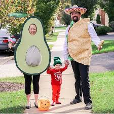 Kostume Fur Schwangere Selber Machen Die Besten Diys 2020 Maskerix De Halloween Kostum Fur Schwangere Halloween Kostume Familie Halloween Kostum Familie