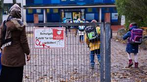 Gesperrte außengastronomie am hackeschen markt in berlin; Schulen Vorerst Kein Beschluss Zu Scharferen Corona Regeln