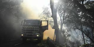 Les incendies se multiplient dans le sud de le france et ce n'est pas moins de 10 000 personnes qui ont du être déplacées, lundi 27 juillet, alors que des départs de feu se déclaraient. Yorscnma 2afbm