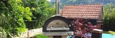Characteristic property consisting of a main house built around 1800 with 6 rooms on 2 floors, living surface . 240 m2, separate outbuilding with apartment 150 m2, barn, stable, . small outbuildings, bread oven, courtyard and garden. Holzbackofen Onlineshop