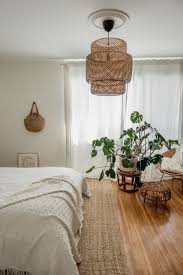 Giant Monstera In Cozy Neutral Bedroom Yatak Odasi Basit Yatak Odasi Tasarimlari Yatak Odasi Dekorasyon Fikirleri