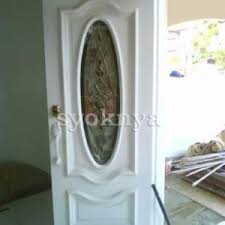 Desain pintu rumah tersebut memang sengaja dibuat dua pintu agar lebih luas dan juga lebar dalam akses menuju dan keluar dari rumah. Sell Pintu Kayu Cermin Depan Rumah