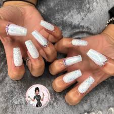 Coloridas piedras de arte para uñas: Elegantes Disenos De Unas Blancas Con Piedras Elegantes Unas Acrilicas