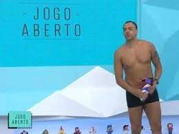 O comentarista da band rebolou ao som de adocica, de beto barbosa, e lambada, de kaoma. Denilson Cumpre Promessa E Aparece De Sunga No Jogo Aberto