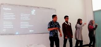 Pada intinya, metode pembelajaran interaktif adalah penjabaran dari pola pembelajaran kolaboratif, yang menuntut adanya kerja sama dan interaksi antara para siswa dalam emmbahas suatu materi pelajaran. Creative Persentation Metode Belajar Interaktif Dan Lebih Menyenangkan Program Studi Rekayasa Hayati
