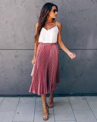 Vici The Champagne Gardens Pleated Midi Skirt Is Feminine Elegance At Best Featuring A Mauv Midi Skirt Outfits Summer Skirt Outfits Summer Midi Skirt Outfit