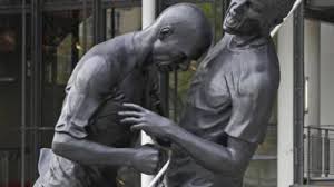 Tutti ricordiamo il momento che gli valse l'espulsione: Francia La Testata Di Zidane A Materazzi Diventa Un Monumento