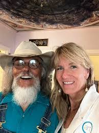 Robyn Benson's Instagram, Twitter & Facebook