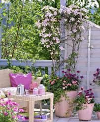 Balkon Im Shabby Chic Stil Dekorieren Ideen Fur Den Romantischen Look Balkongestaltung Kletterpflanz In 2020 Bauerngarten Cottage Garten Design Gartendesign Ideen
