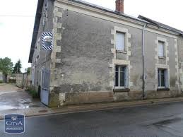 Le Bas De La Facade Cette Maison Presente Des Traces D Humidite Il Faut La Renover Pour Bien La Proteger Location Maison Maison A Louer Maison