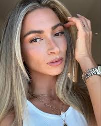 Danielle Cara's Instagram, Twitter & Facebook