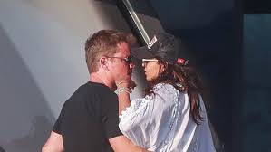 Married since 2005, matt and luciana have always kept their private life very private. Matt Damon And Wife Show Pda During Vacation With Chris Hemsworth And Elsa Pataky In Ibiza Pics Entertainment Tonight