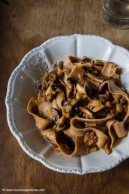 350 gr pasta tipo fusilli 300 gr salsiccia 500 gr funghi champignon 2 spicchi d'aglio 1 cucchiaio abbondante prezzemolo tritato 10 pomodo… Pappardelle Di Farina Di Castagne Con Funghi E Salsiccia La Cucina Spontanea Ricette Fotografie E Parole