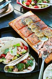 Taccos Mit Lachs Avocado Und Koriander Besonders Lecker Der Lachs Wird Auf Einem Zedernholzbrett Gegrilt Und Erhalt So Ein Rezepte Lebensmittel Essen Essen