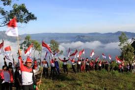 Gunung bendera yang berada di daerah padalarang ini memiliki rute pendakian yg pendek untuk yg biasa mendaki dari bc ke. Puluhan Bendera Merah Putih Dikibarkan Di Puncak Bukit Abang Balipost Com