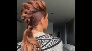 Jsou roztrhané jeansy, roztrhané silonky, nášivky, piercing, placky, spínací špendlíky. Elegantna Punkacka Videonavod Ako Si Vycarujete Sexi Rebelsky Look