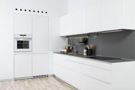 Visita nuestra exposición de cocinas valencia y despeja todas las dudas sobre qué es lo que se lleva en cocinas y si los muebles y materiales que ves en los catálogos son, vistos en vivo, igual de bonitos o todavía te impresionan más por su gran calidad, su tacto y sus acabados que siempre se aprecian mucho más en las distancias cortas. Cocinas De Exposicion En Liquidacion Santiago Interiores Santos