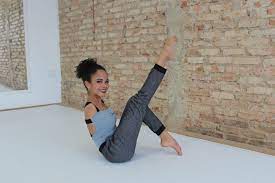 A brazilian ballerina named vitória bueno is inspiring people with her dancing skills despite being born with no arms. Brazilian Ballerina Born Without Arms Soars With Her Attitude The Rio Times