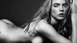 Le photographe croisa alors le regard interrogateur du jeune attrapeur et leva les yeux au ciel avant de bougonner « elles se disputent l'honneur d'être la maquilleuse qui vaporisera. Pourquoi Les Stars Se Mettent Elles Toutes Nues Marie Claire