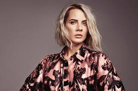 She was a part of the electropop duo ask embla, with icelandic producer and songwriter arnthor birgisson. Musikknyheter No Ny Lat Fra Ina Wroldsen