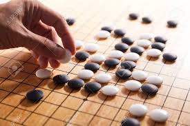 Los juegos de patio son los juegos infantiles clásicos , que se realizan sin ayuda de juguetes tecnológicamente complejos, sino con el propio cuerpo o con recursos fácilmente disponibles en la naturaleza (arena, rocas, ciertos huesos como las tabas, hojas, flores, palos, colores. Ir Juego De Mesa De Estrategia Asiatica Tradicional Fotos Retratos Imagenes Y Fotografia De Archivo Libres De Derecho Image 89997402