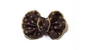 フリルのようになっている ちょうちょの形のリボンです 左右のバランスに注意すれば リボン自体はそれほど難しくないです 中心に縫い目が寄るので その部分を隠すために少し幅広のリボンを巻く必要があります 材料 道具 子供 ヘアゴム ハンドメイド