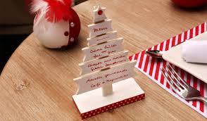 Utilisez Un Sapin En Bois Comme Menu Pour La Deco De Table De Noel Noel Table De Noel Decoration Table De Noel