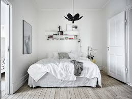 In questo caso, il consiglio è quello di non coprirla con de quadri, ritratti o quant'altro ma valorizzarla con delle luci o con delle tende che. Come Decorare La Parete Dietro Al Letto