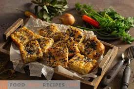 La pasta può essere farcita chiudendo nell'impasto a base di farina un ripieno che potrà essere a base di carne, di formaggi, di verdure o di pesce. Tortino Di Pesce Con Mintai E Patate Fritte
