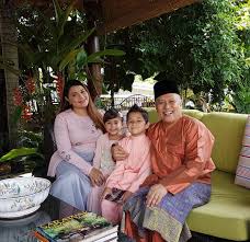 Beliau dilahirkan pada 6 januari 1958 di singapura. Chef Wan Kecewa Dengan Keputusan Serina