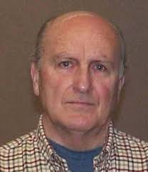 Sacerdote muere el mismo día que fue acusado formalmente de asesinato de  adolescente en un caso frío de décadas