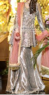 Grooms Sister At The Mehndi Pakistani Dresses Party Pakistani Fashion Party Wear Bridal Dresses Pakistan