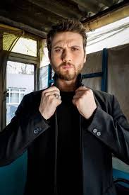 أكثر حي خطير في إسطنبول تحت سيطرة عائلة كوشوفالي، ولكن في هذا الحي يمنع المتاجرة بالمخدرات، ياماش هو الابن الأصغر لعائلة كوشوفالي ترك حيه وعائلته وراءه وقرر أن يسافر بعيدًا ليبدأ حياة جديدة، تعرف ياماش على فتاة. Ù…Ø³Ù„Ø³Ù„ Ø§Ù„Ø­ÙØ±Ù‡ Cukur En Twitter Yuzugunu Geri Getirmek Icin Geri Donecek Cukur