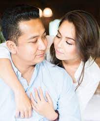 La pareja celebró una hermosa recepción de boda a la que asistieron 200 invitados en tpc bukit kiara, kuala lumpur, el viernes. Siti Saleha Tinggal Suami Demi Kerjaya Buzzkini