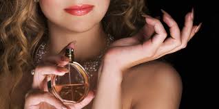 Resultado de imagen de mujer echandose perfume