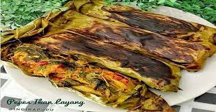 Tp berhubung mamak lg ngurangi cabe, segini aja udh lumayan pedes.😂😂 dimakan pake nasi hangat, sawi rebus plus sambel terasi, nikmat bgt deh.😋😋😋😋. Sedapnya Pepes Ikan Layang Khas Sunda Cocok Untuk Makan Malam